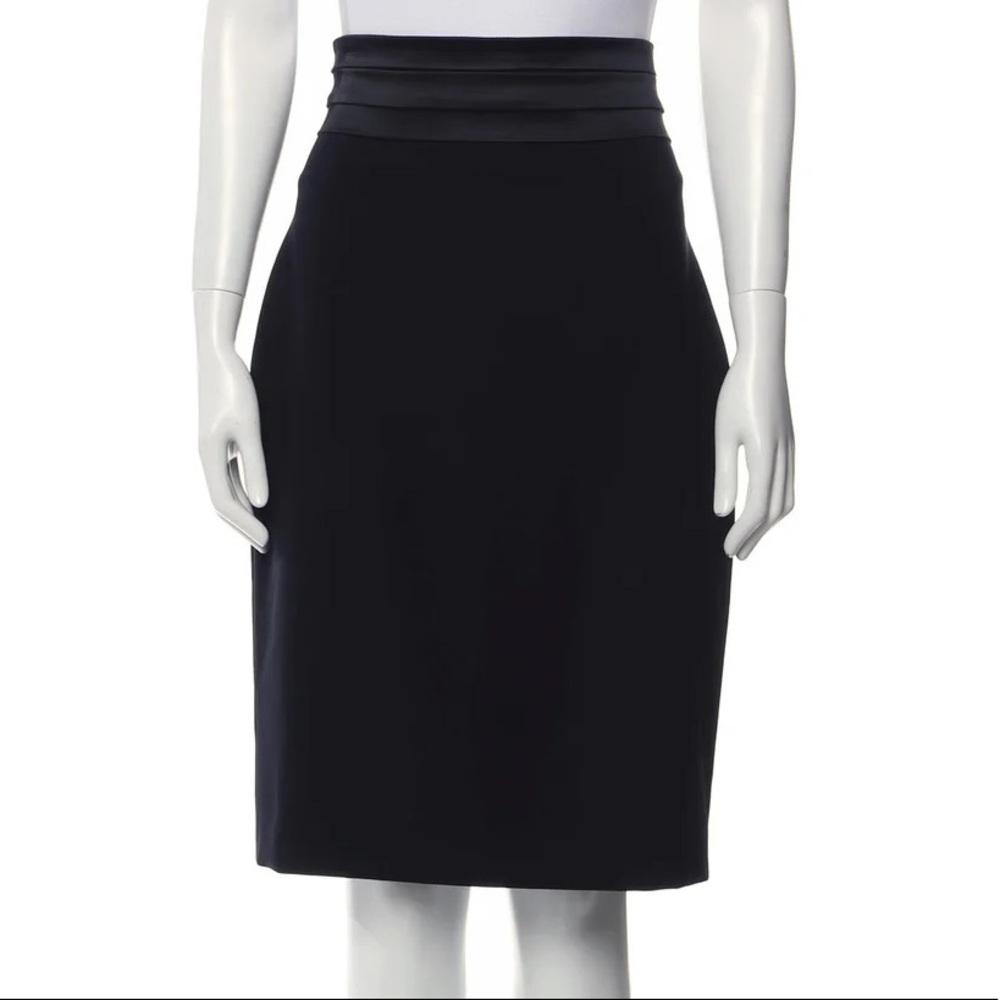 St. John knee‎ length tuxedo pencil Skirt satin pleated waist in black workwear